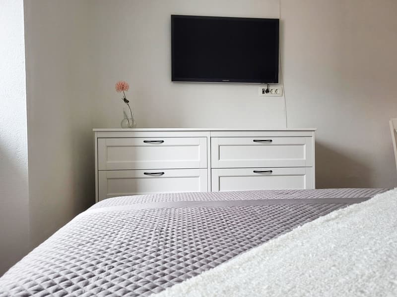 Apartment 5, Studio mit Fernseher
