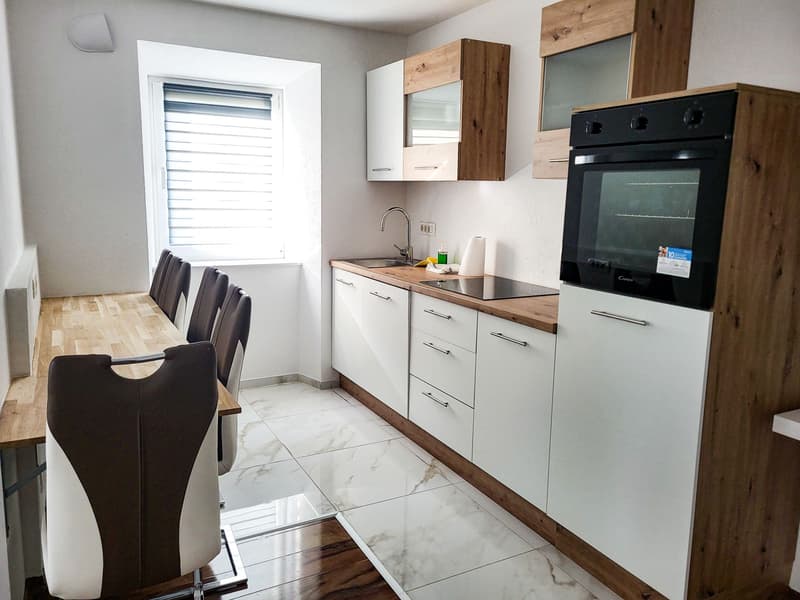 Apartment 7, kitchen with dining table