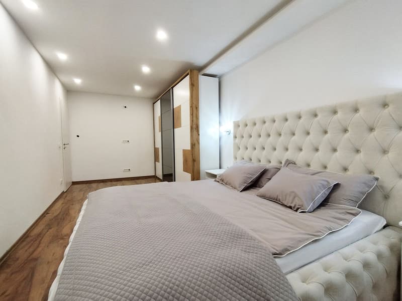 Apartment 8, Schlafzimmer mit sehr großem Doppelbett