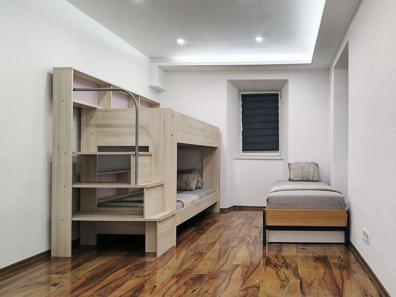 Apartment 8, zweites Schlafzimmer mit Einzelbett und Etagenbett