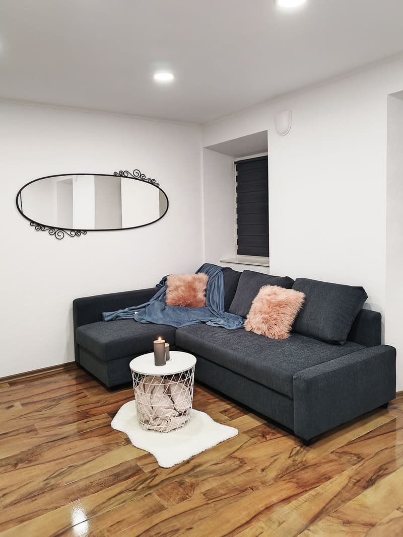 Apartment 8, Wohnecke mit Schlafsofa