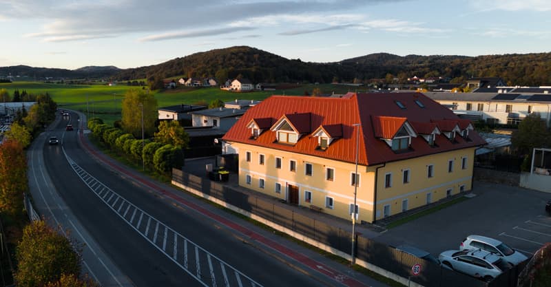 Zgrada Stara Pošta odozgo: oker fasada, krov od crijepa i parkiralište uz kuću