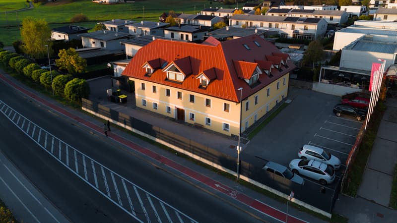 Pogled odozgo na zgradu i besplatno parkiralište uz nju